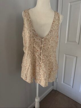 Universal Thread Cream Floral Button-Down V-Neck tank top
